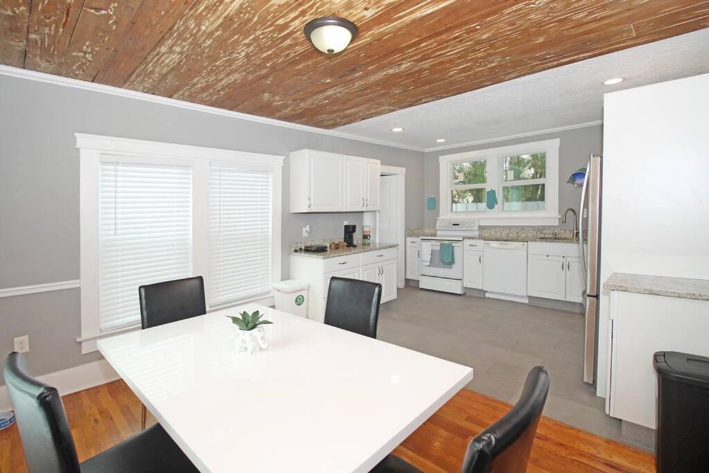 Holiday home Modern 3br, Pet-friendly, Wifi, Washer & Dryer