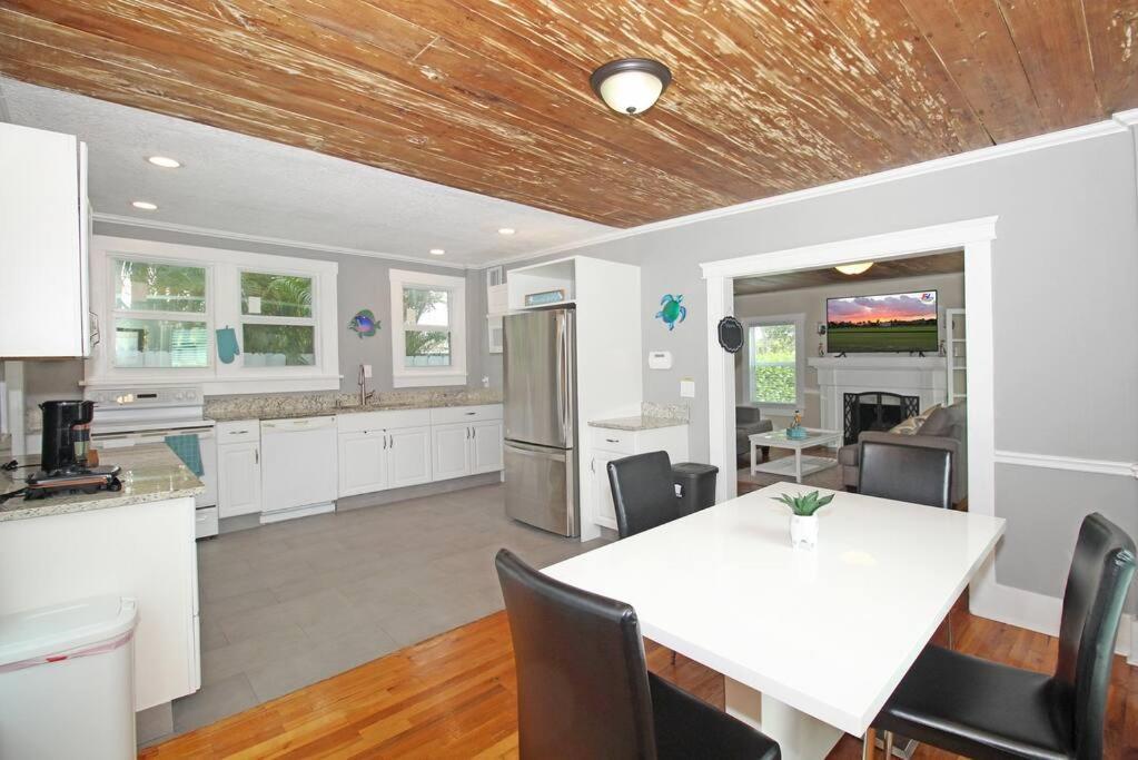 Holiday home Modern 3br, Pet-friendly, Wifi, Washer & Dryer *