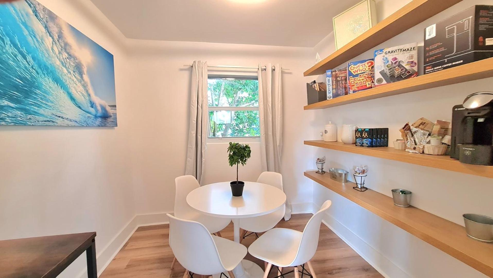 Cozy Near Airport, Brightline, Downtown &
