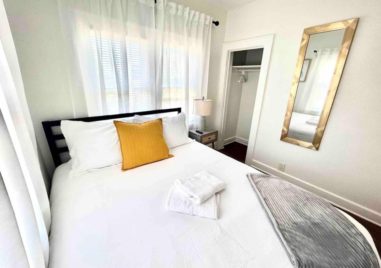 Cozy 2 Bedroom Near Local Hotspots