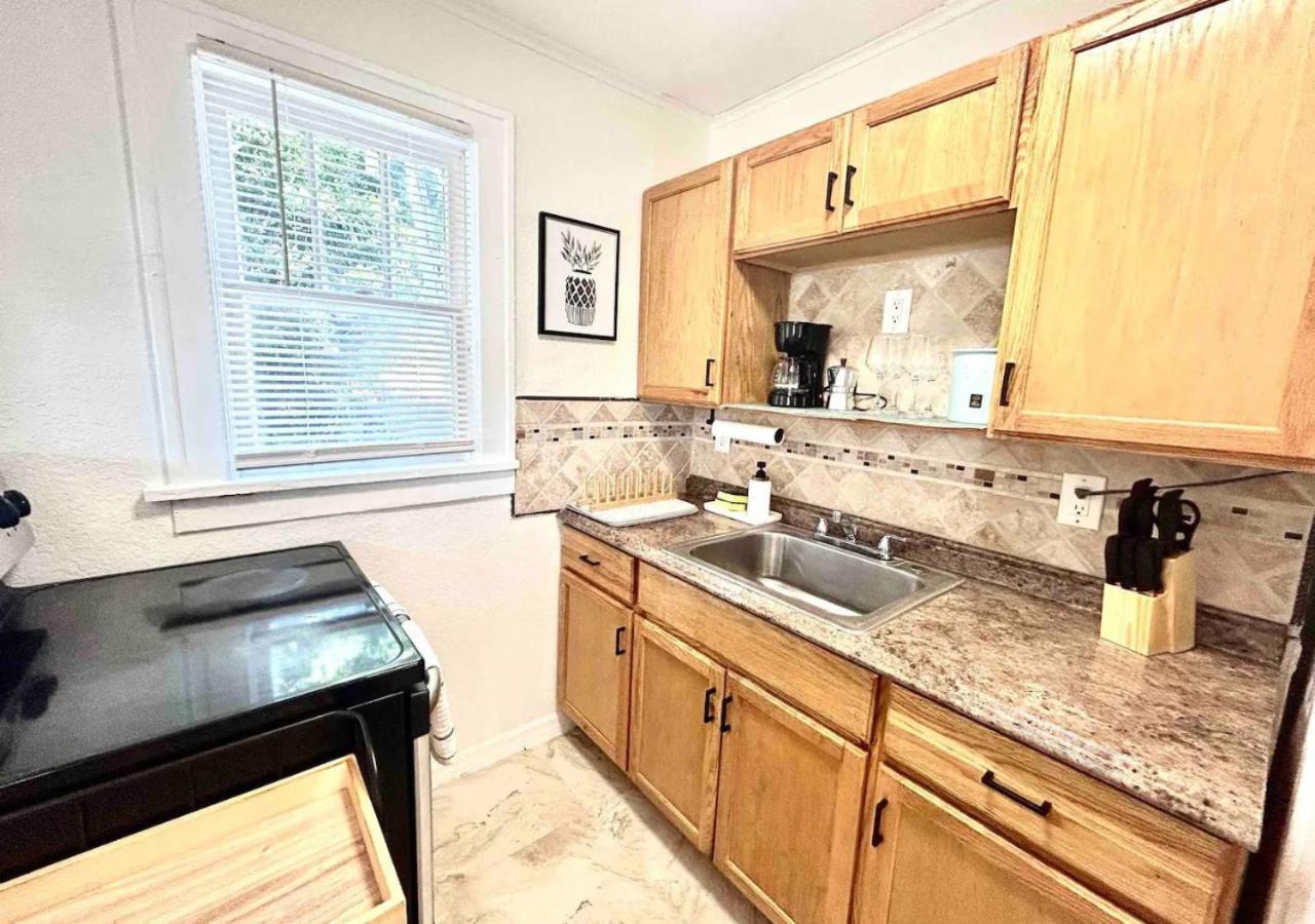 Cozy 2 Bedroom Near Local Hotspots