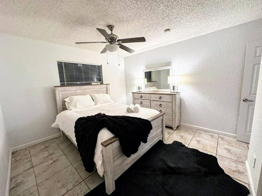 S&h Unlimited West Palm 3 Bedroom Spacious House