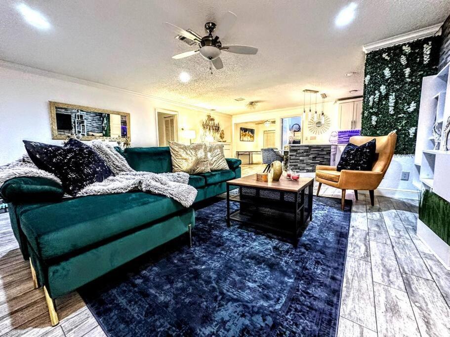 S&h Unlimited West Palm 3 Bedroom Spacious House *
