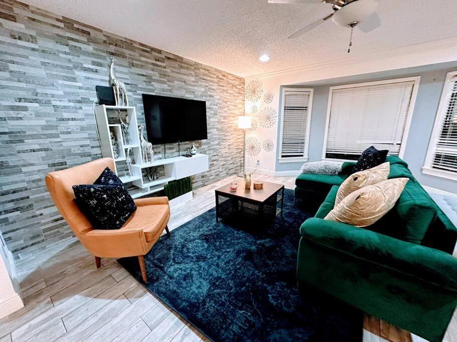 S&h Unlimited West Palm 3 Bedroom Spacious House *
