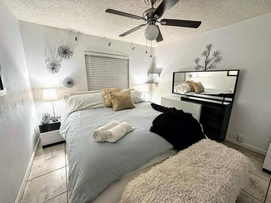 S&h Unlimited West Palm 3 Bedroom Spacious House *