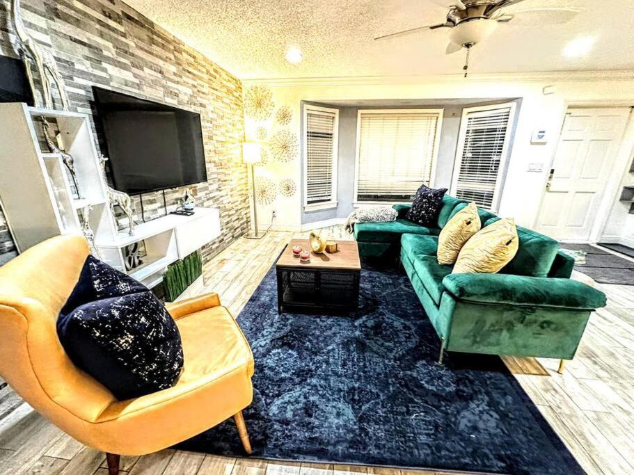 S&h Unlimited West Palm 3 Bedroom Spacious House Holiday home West Palm Beach