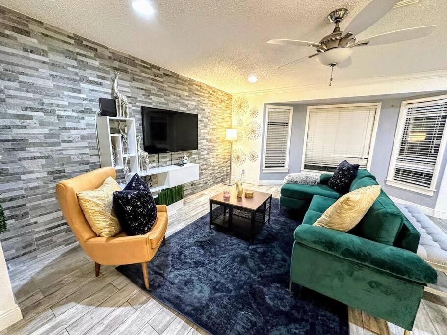 S&h Unlimited West Palm 3 Bedroom Spacious House *