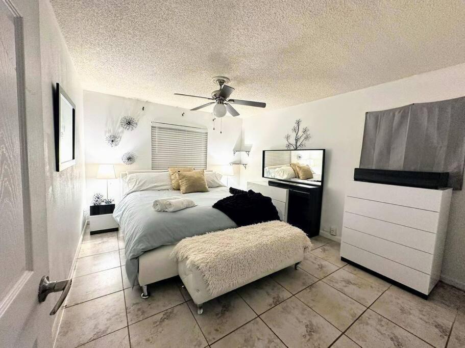 S&h Unlimited West Palm 3 Bedroom Spacious House