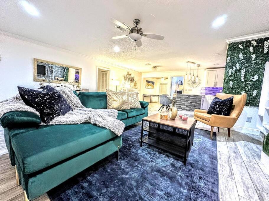 S&h Unlimited West Palm 3 Bedroom Spacious House Holiday home West Palm Beach