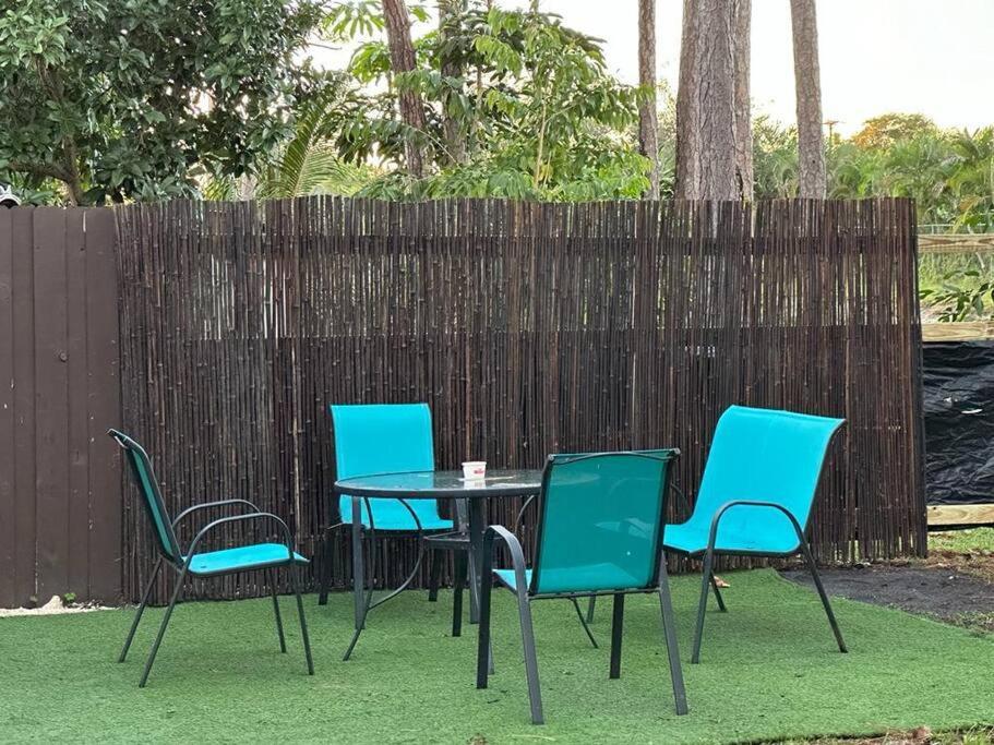 S&h Unlimited West Palm 3 Bedroom Spacious House *