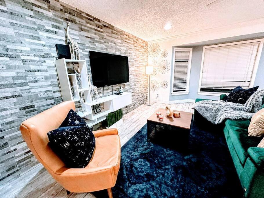 S&h Unlimited West Palm 3 Bedroom Spacious House