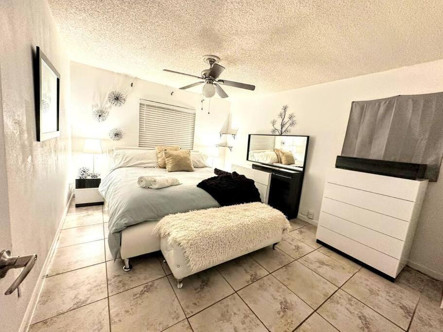 S&h Unlimited West Palm 3 Bedroom Spacious House *