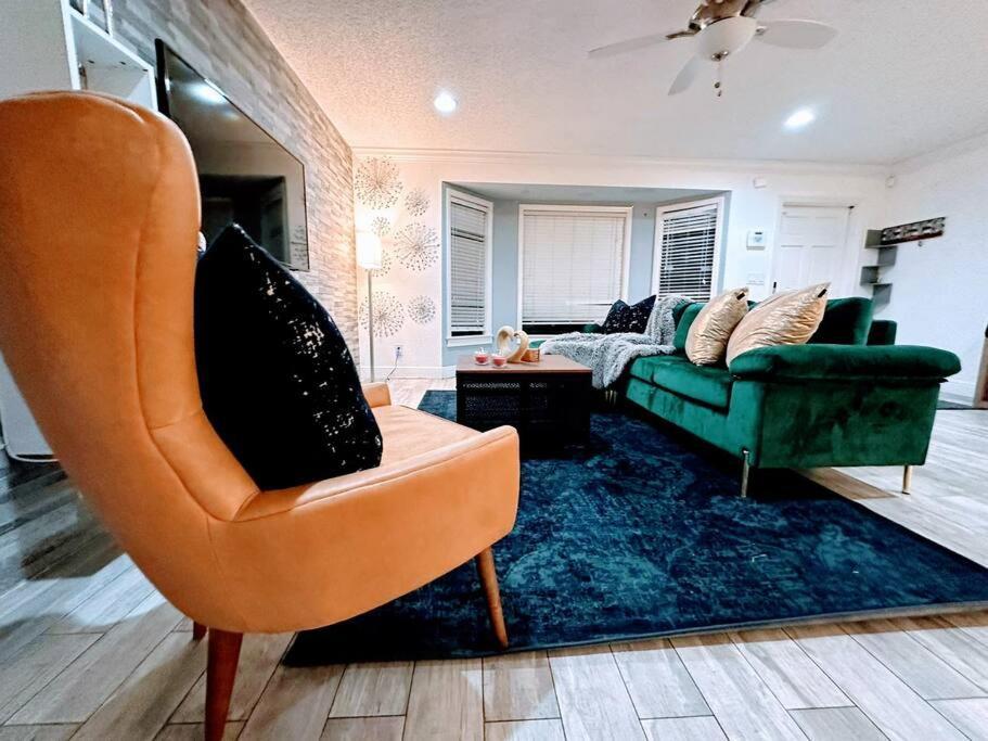 S&h Unlimited West Palm 3 Bedroom Spacious House