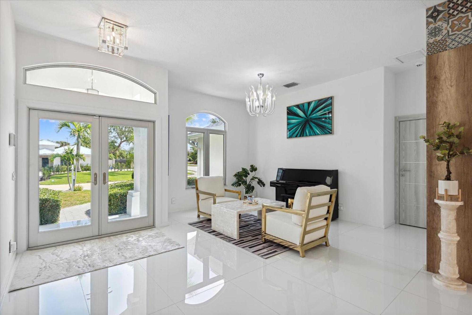 Luxury Modern Waterfront House In Location! King Bed & Close To West Palm Beach