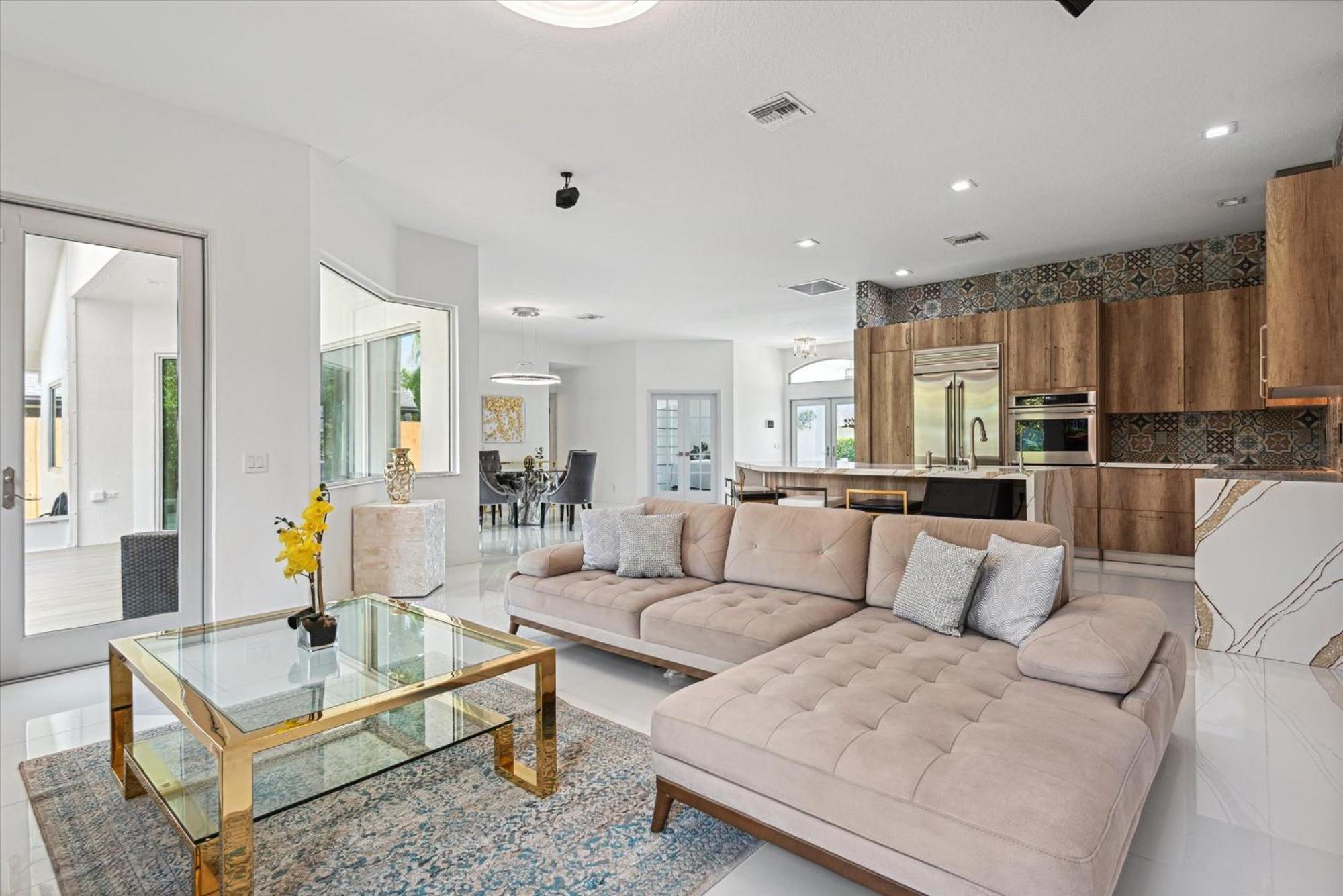Luxury Modern Waterfront House In Location! King Bed & Close To * West Palm Beach