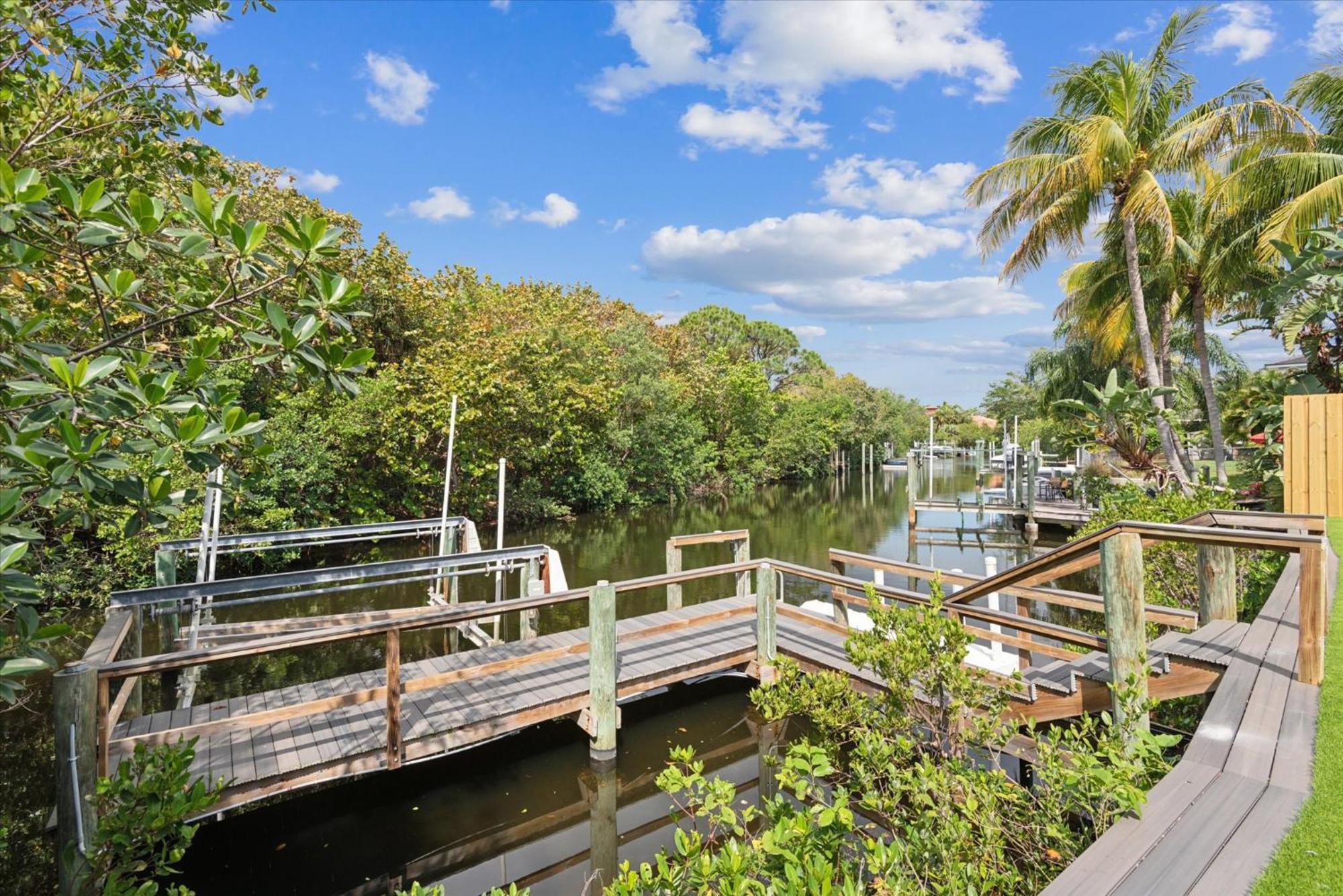Luxury Modern Waterfront House In Location! King Bed & Close To Holiday home