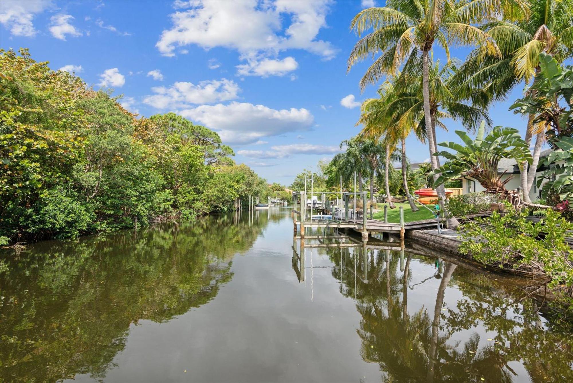 Luxury Modern Waterfront House In Location! King Bed & Close To *