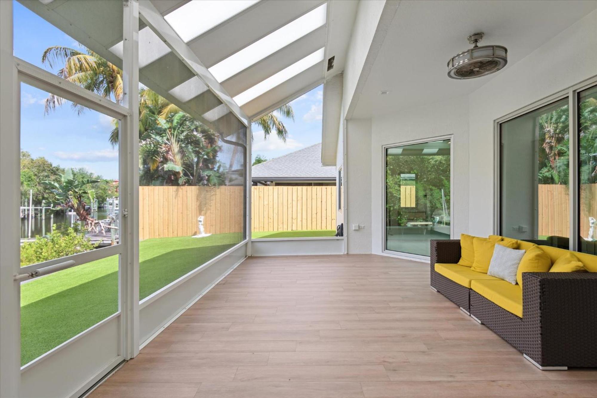 Luxury Modern Waterfront House In Location! King Bed & Close To