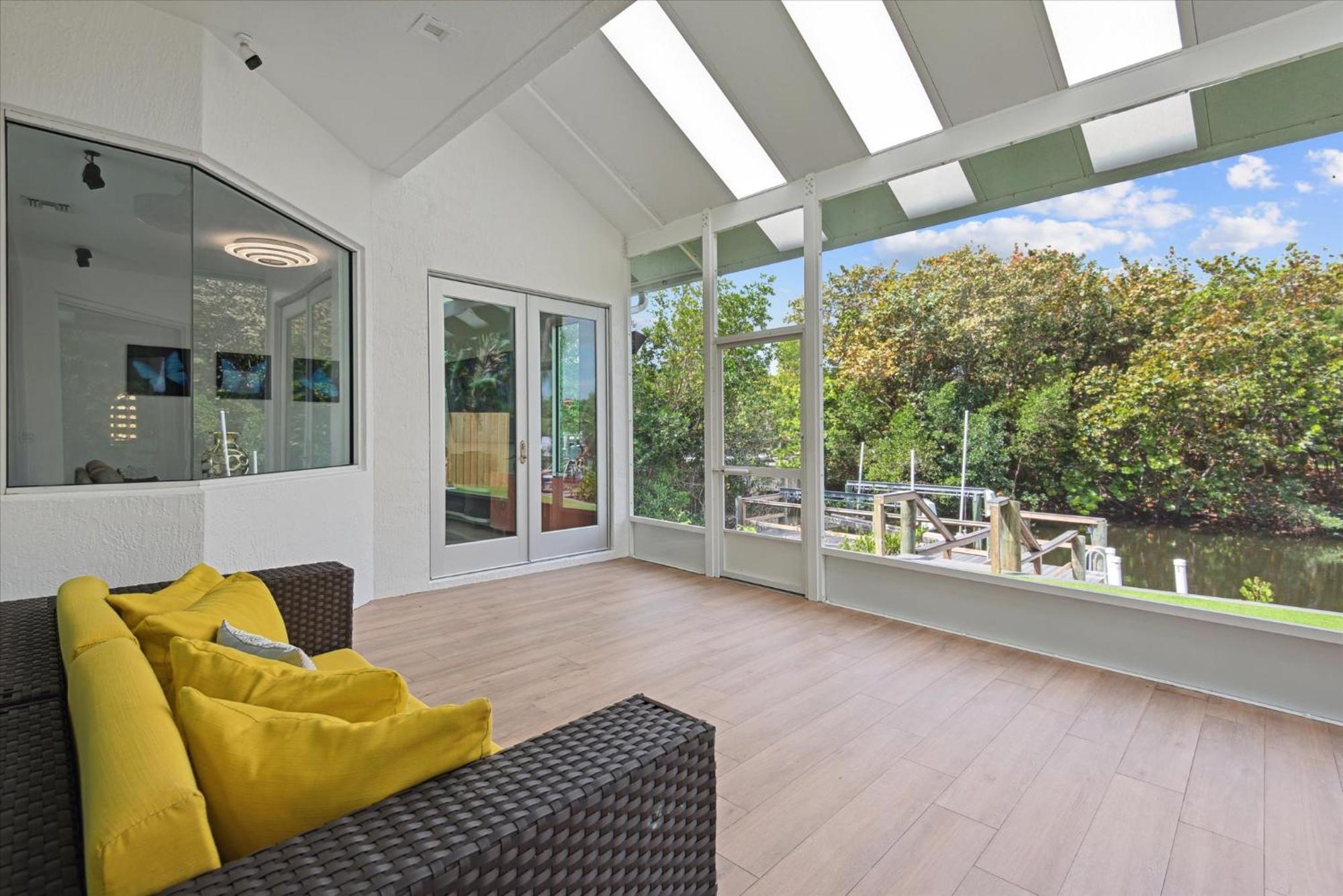 Holiday home Luxury Modern Waterfront House In Location! King Bed & Close To