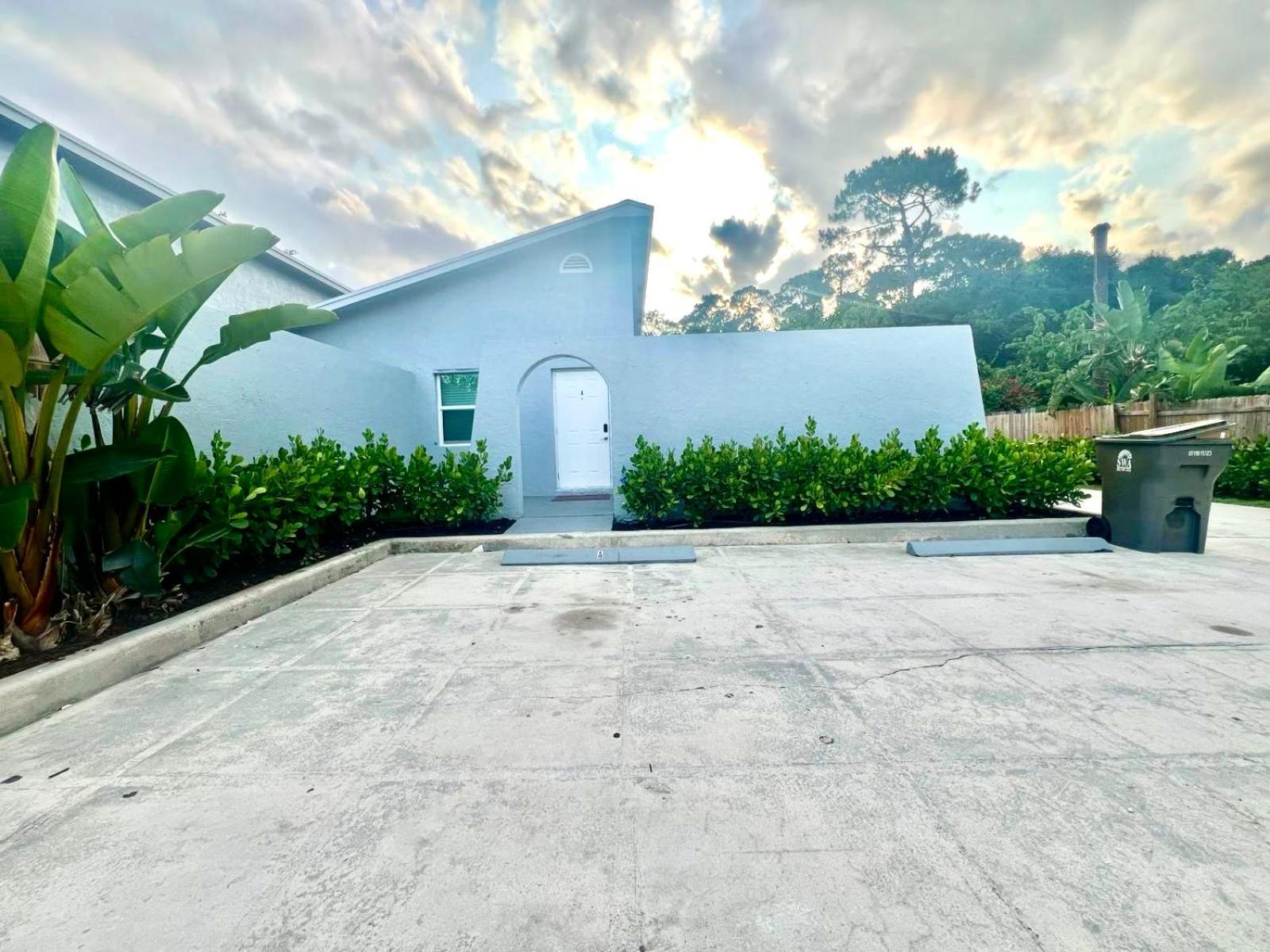 Spacious Convenient 2/2, Perfect For Groups In Wpb Apartment West Palm Beach