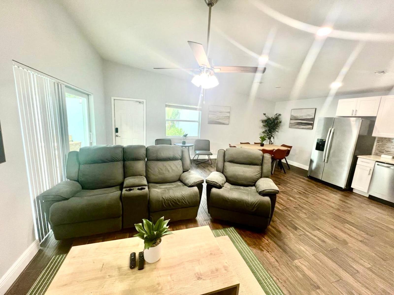 Apartment Spacious Convenient 2/2, Perfect For Groups In Wpb West Palm Beach