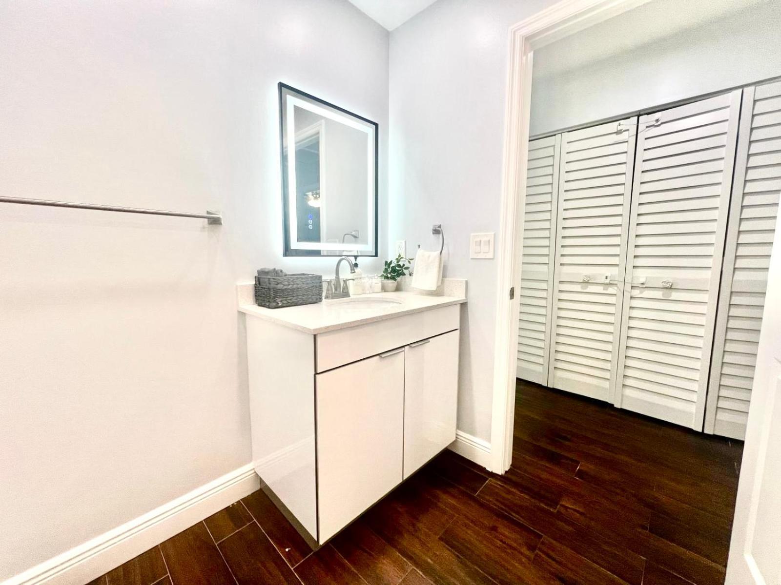 Apartment Spacious Convenient 2/2, Perfect For Groups In Wpb *