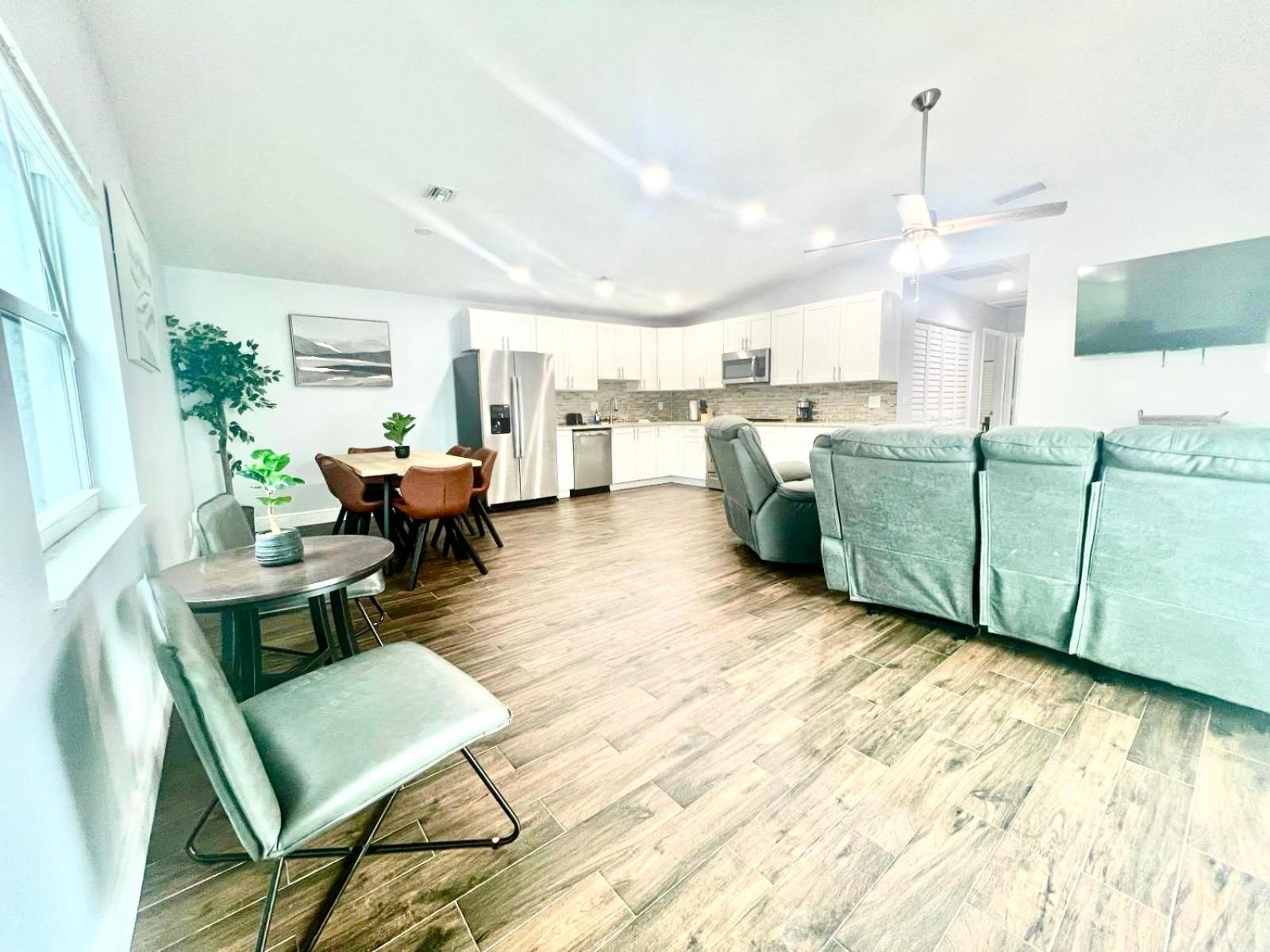 Apartment Spacious Convenient 2/2, Perfect For Groups In Wpb