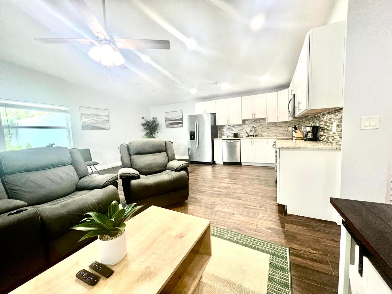 Spacious Convenient 2/2, Perfect For Groups In Wpb Apartment *