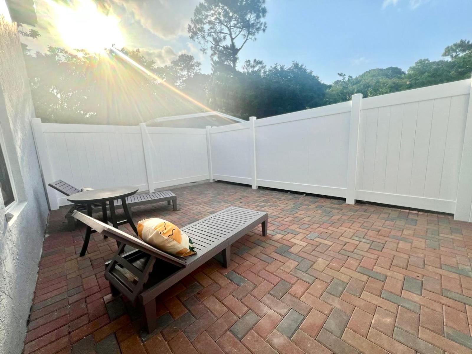 Apartment Spacious Convenient 2/2, Perfect For Groups In Wpb *