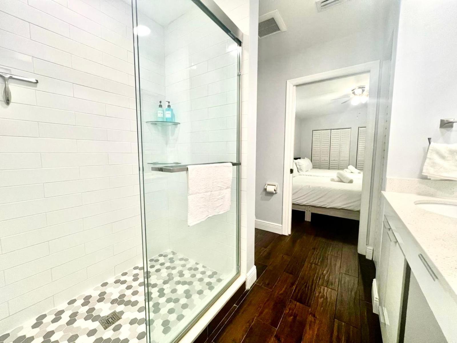 Spacious Convenient 2/2, Perfect For Groups In Wpb Apartment