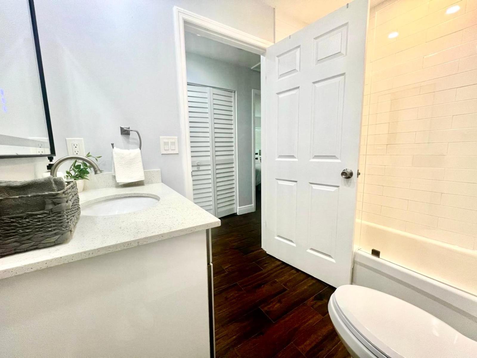 Spacious Convenient 2/2, Perfect For Groups In Wpb West Palm Beach