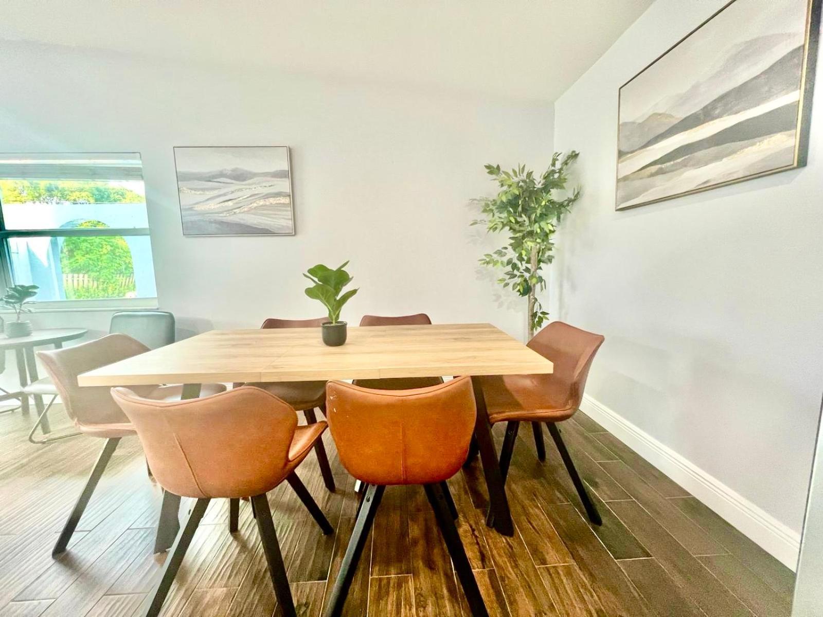 Spacious Convenient 2/2, Perfect For Groups In Wpb Apartment West Palm Beach