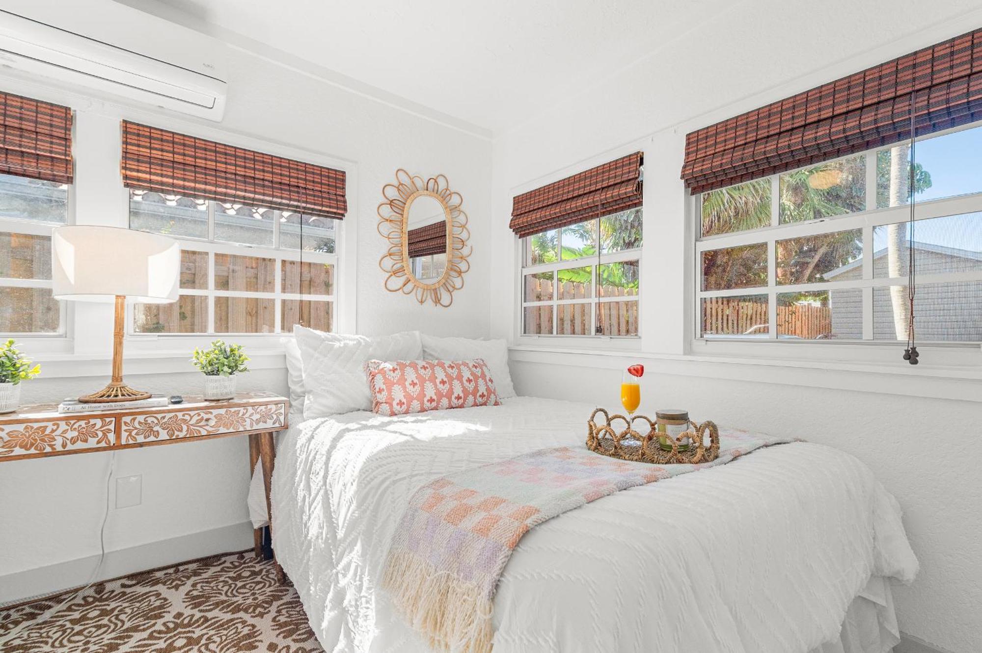 Bohemian Retreat-heated Pool, Jacuzzi & Pool Table Holiday home *