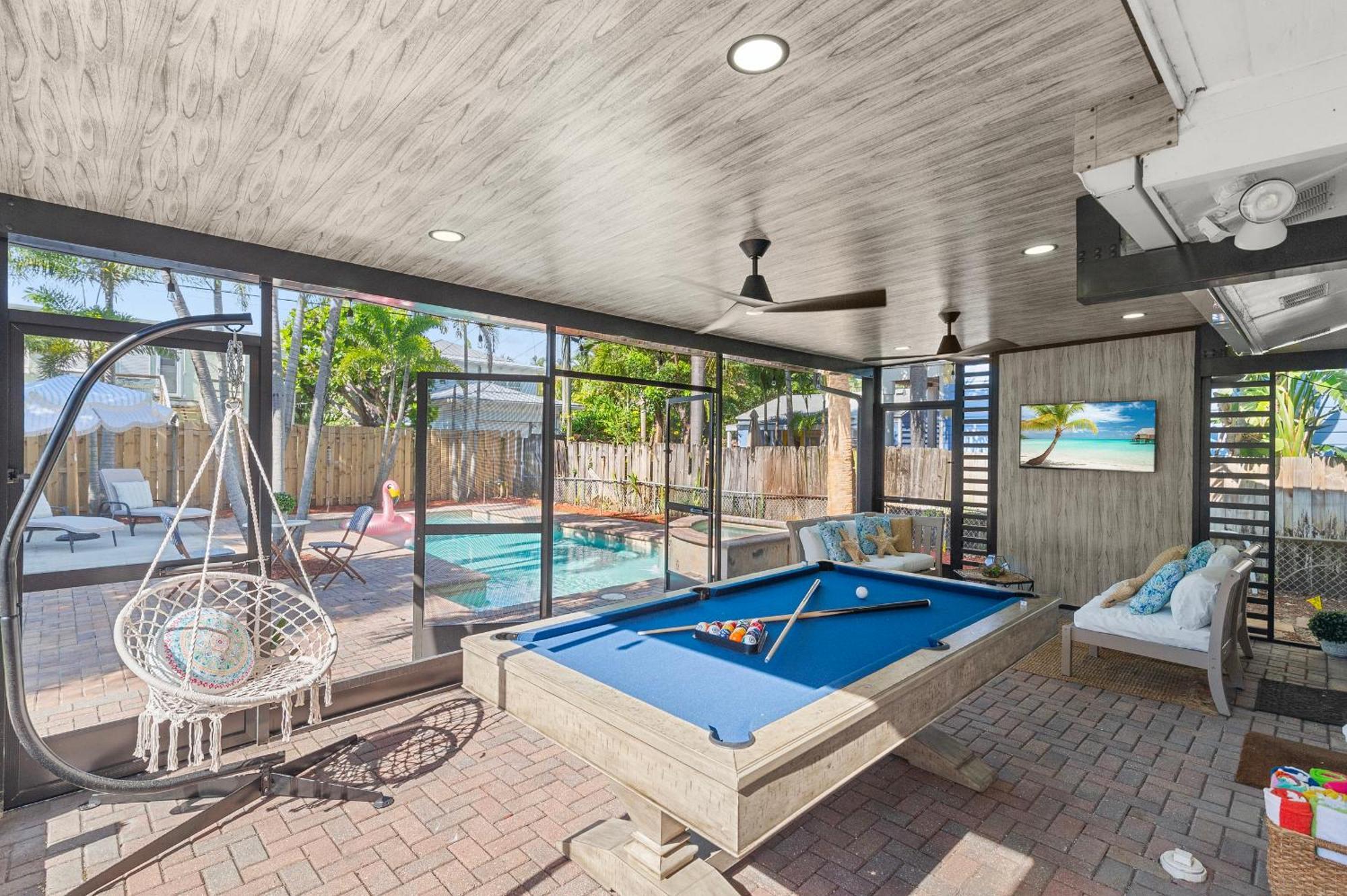 Bohemian Retreat-heated Pool, Jacuzzi & Pool Table Holiday home West Palm Beach
