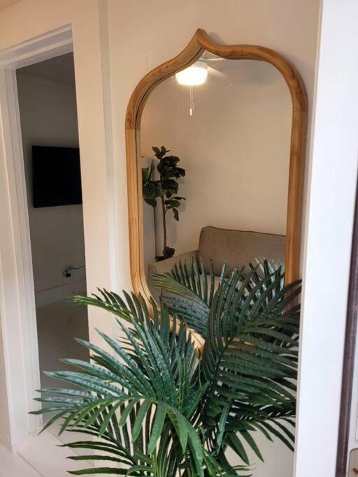 Quiet West Palm Guest Near The Beach!