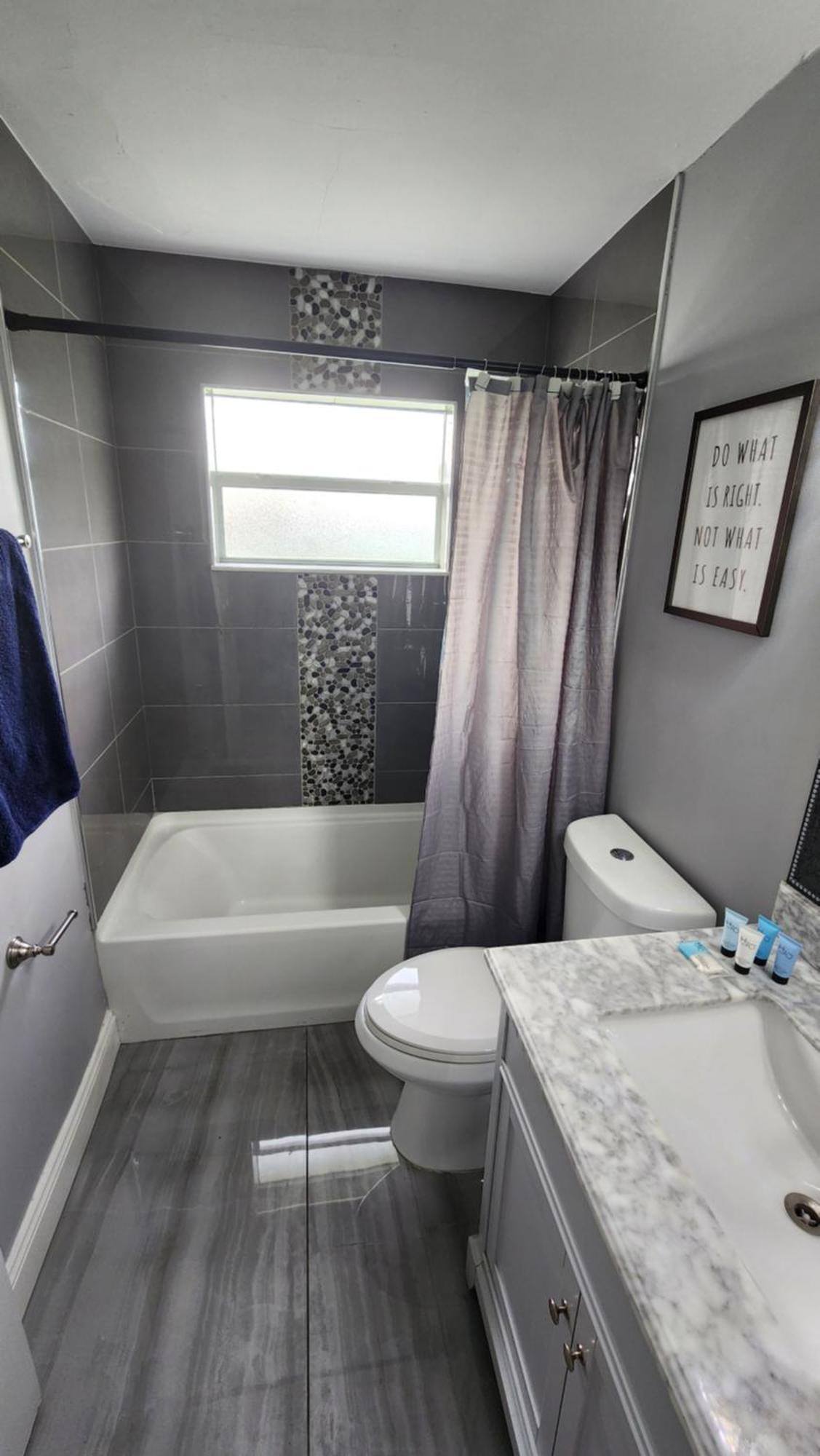 3 Bedroom 2 Bathroom Near The Beach, Big Yard Holiday home