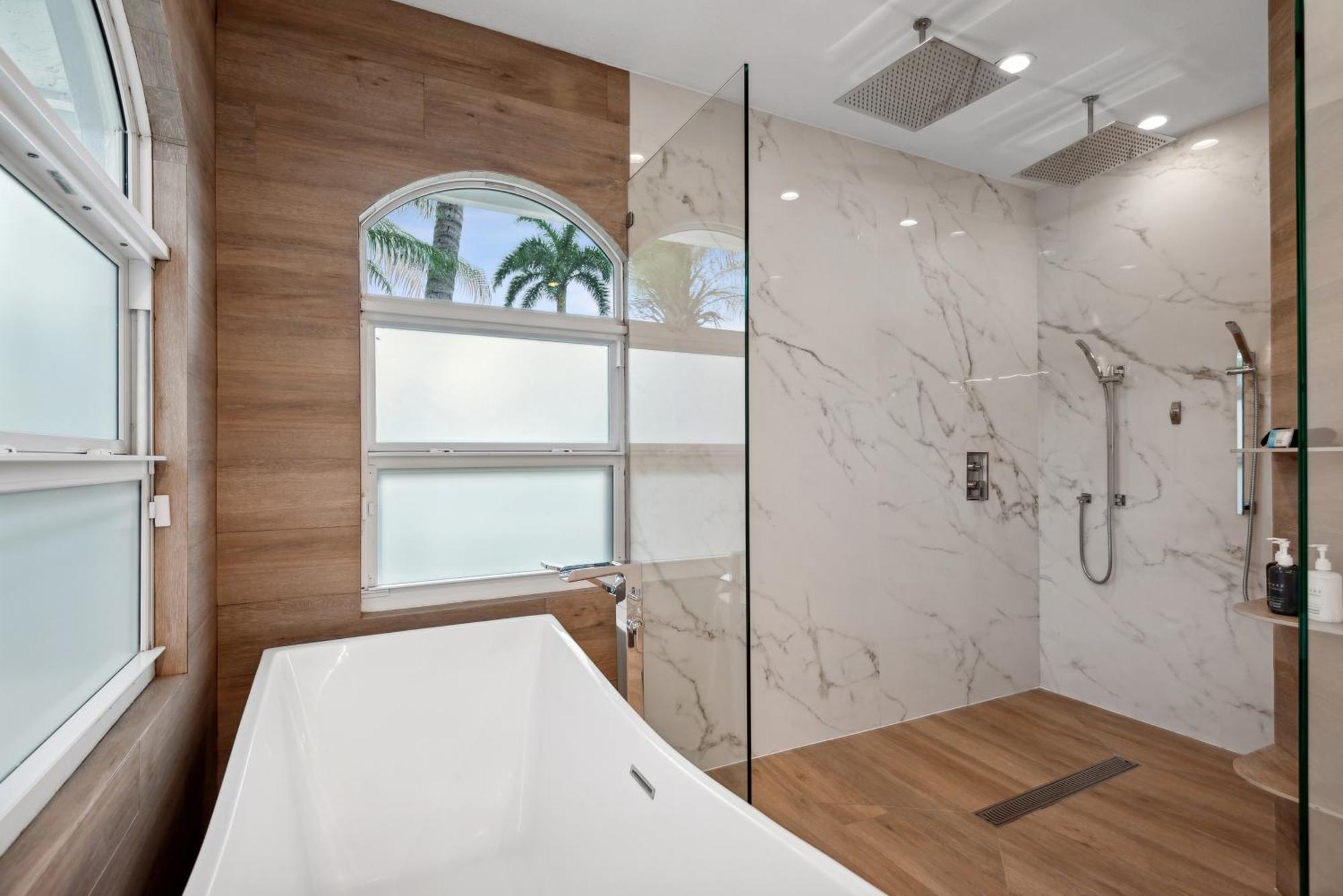 Luxury Modern Waterfront House In Location! King Bed & Close To *