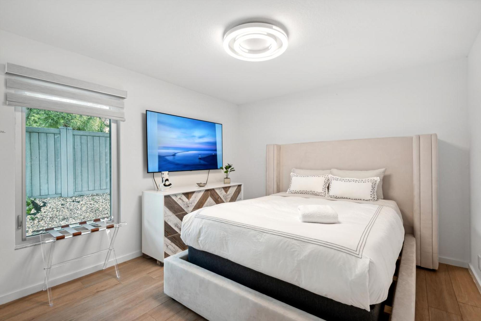 Luxury Modern Waterfront House In Location! King Bed & Close To *