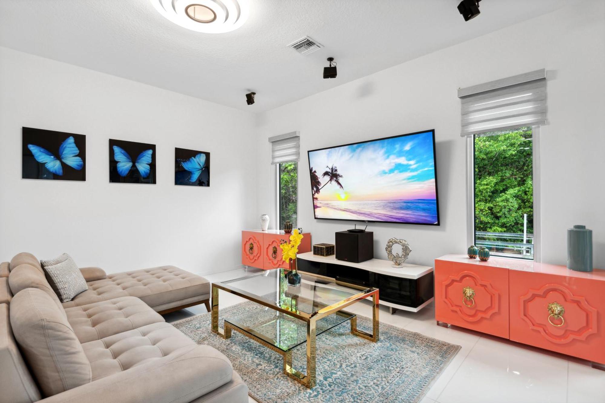 Luxury Modern Waterfront House In Location! King Bed & Close To Holiday home *