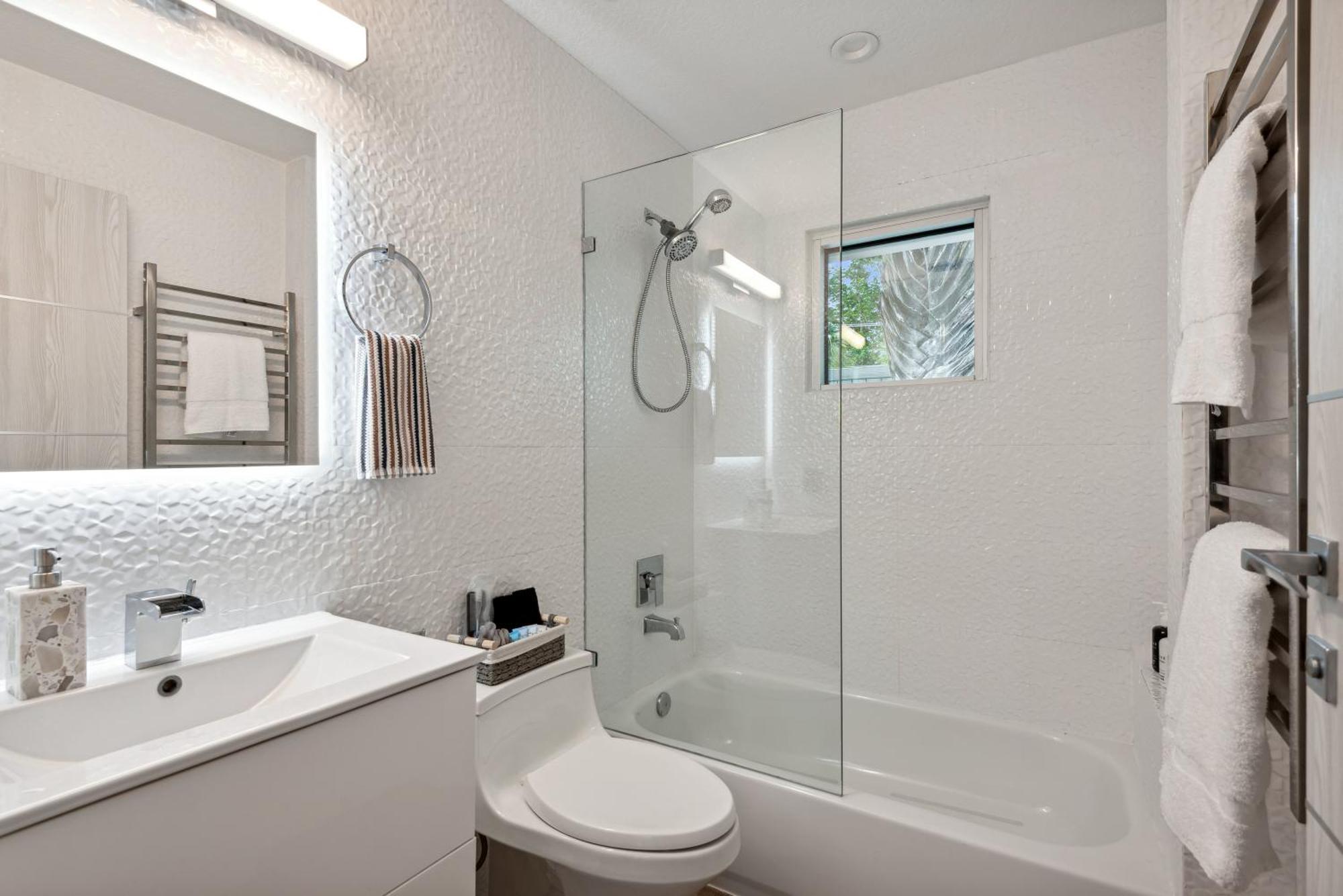 Holiday home Luxury Modern Waterfront House In Location! King Bed & Close To