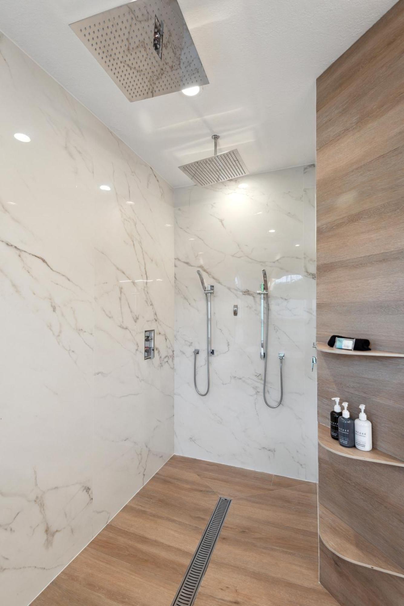 Luxury Modern Waterfront House In Location! King Bed & Close To Holiday home *