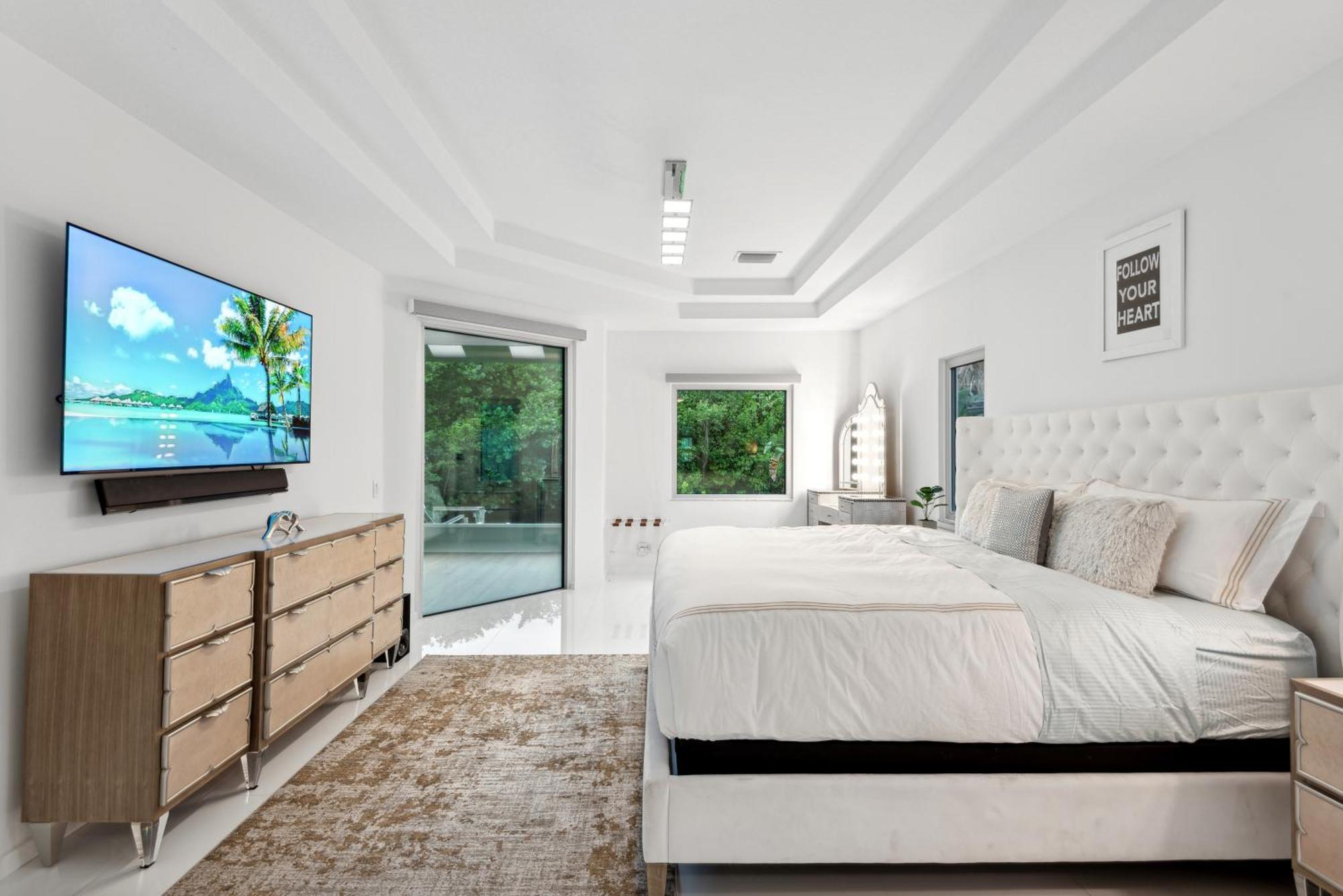 Holiday home Luxury Modern Waterfront House In Location! King Bed & Close To *