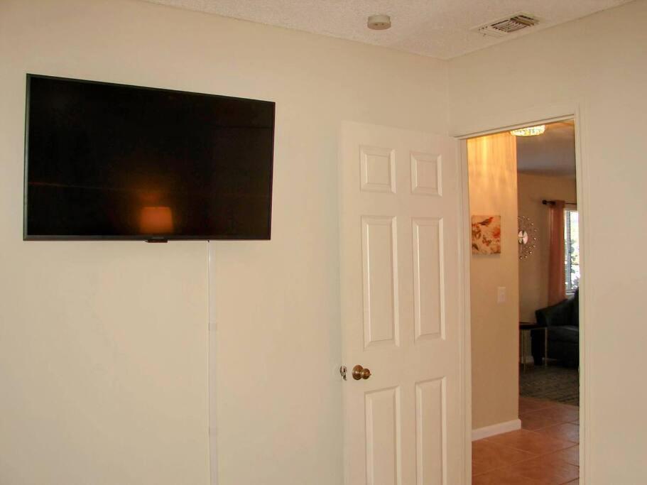 Sea Breeze- 2 Bedroom Apartment- Centrally Located West Palm Beach