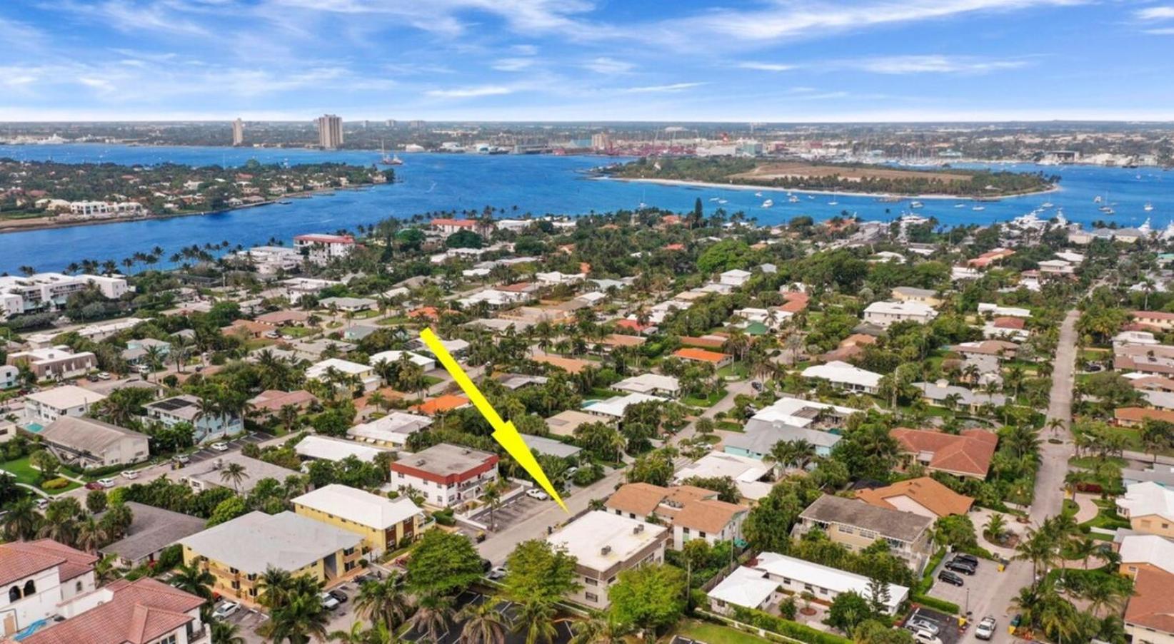 1 Block To The Beach! King Beds! Spacious, Modern *