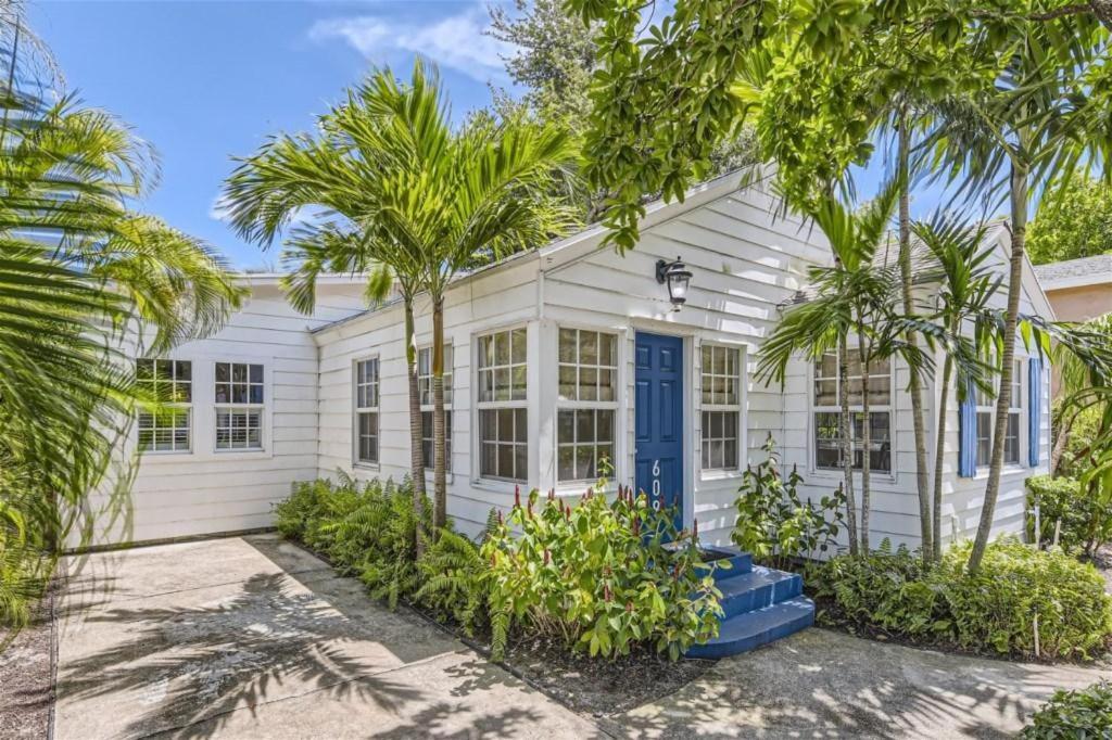 Palm Oasis 3bd 3ba Private Pool Parking Holiday home *