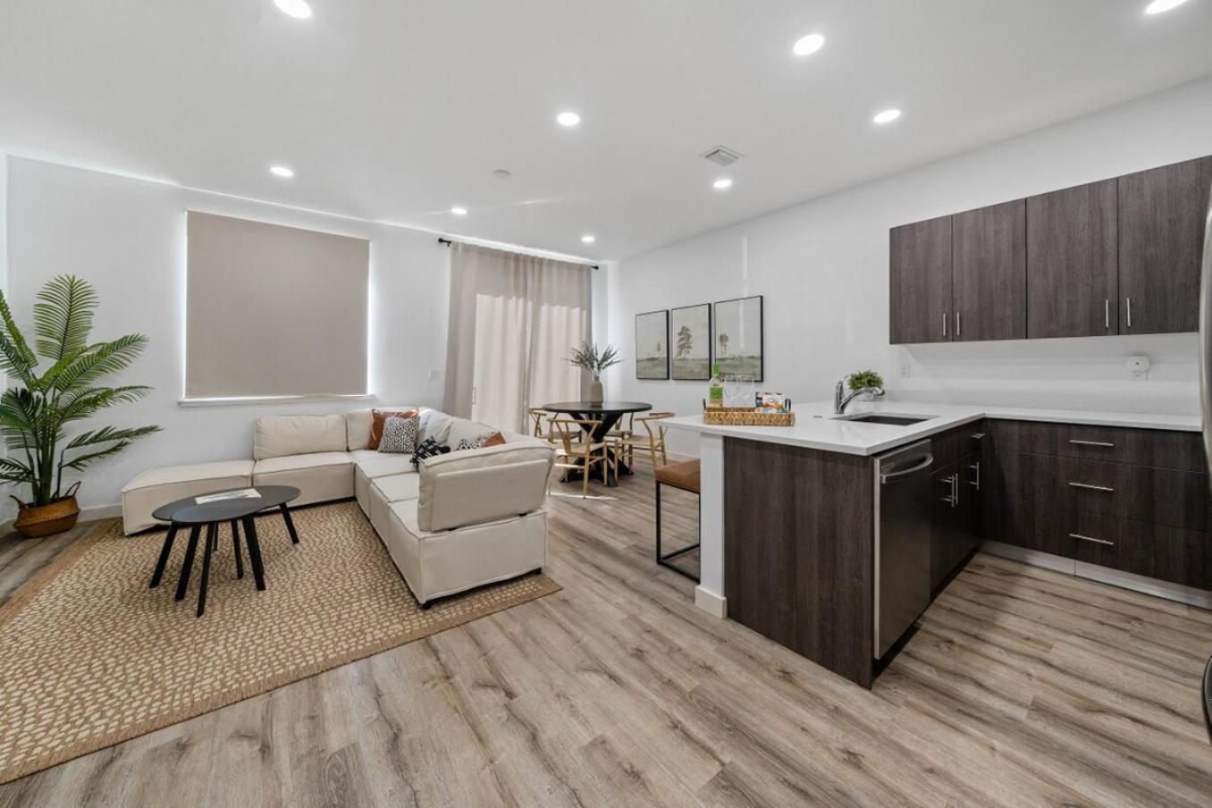 4-bed Wpb Near 95,airport,dt & Beaches * West Palm Beach