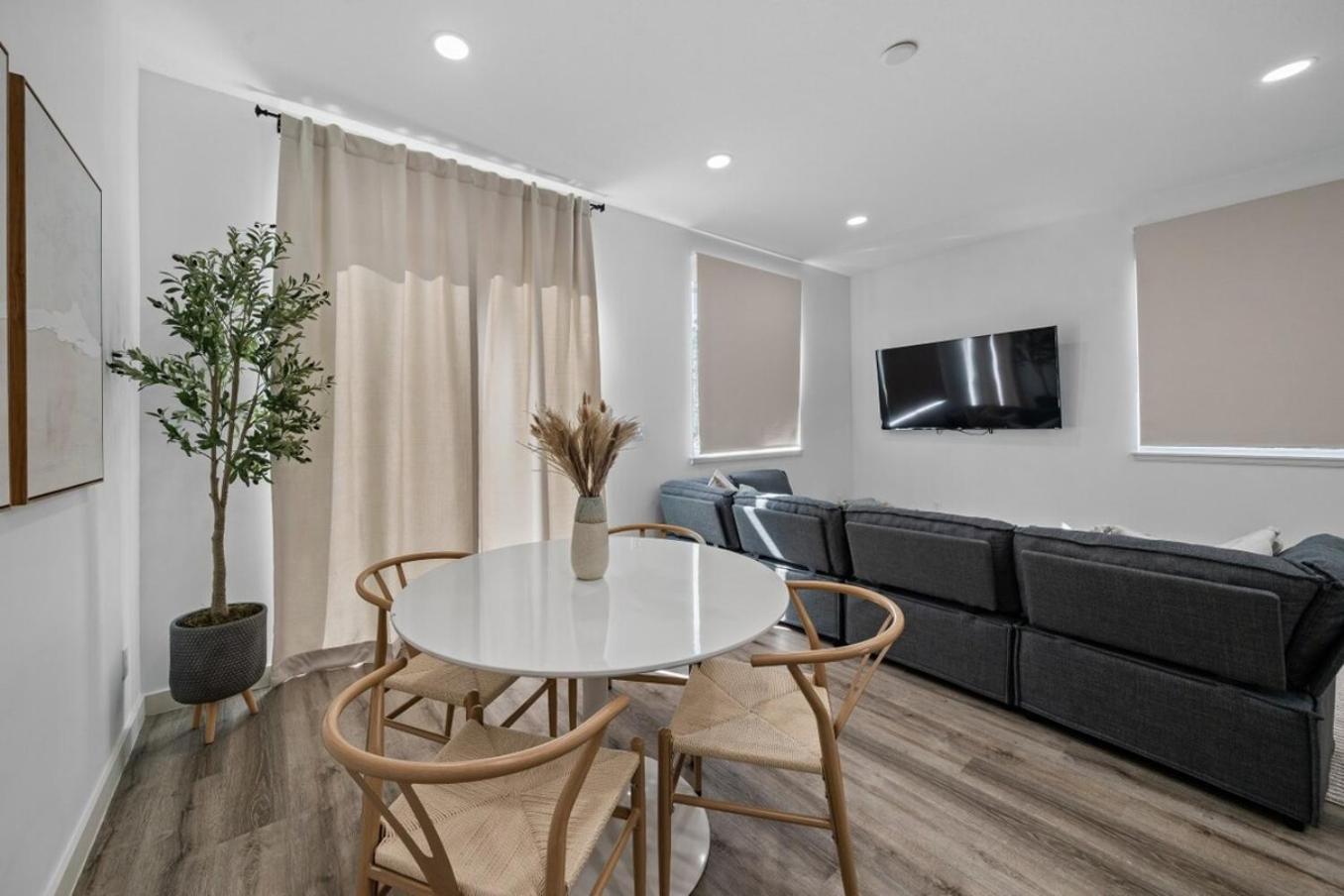 4-bed Wpb Near 95,airport,dt & Beaches Holiday home