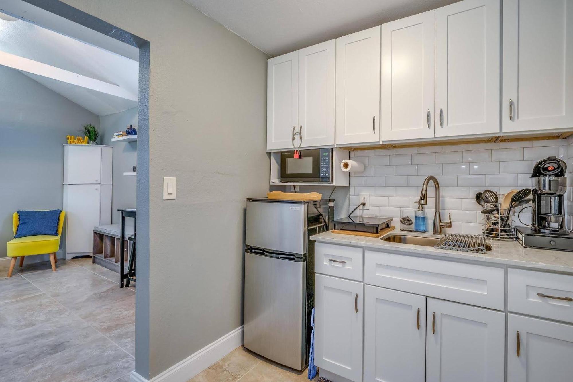 Cozy Comfy With Full Sofa Bed And Kitchenette