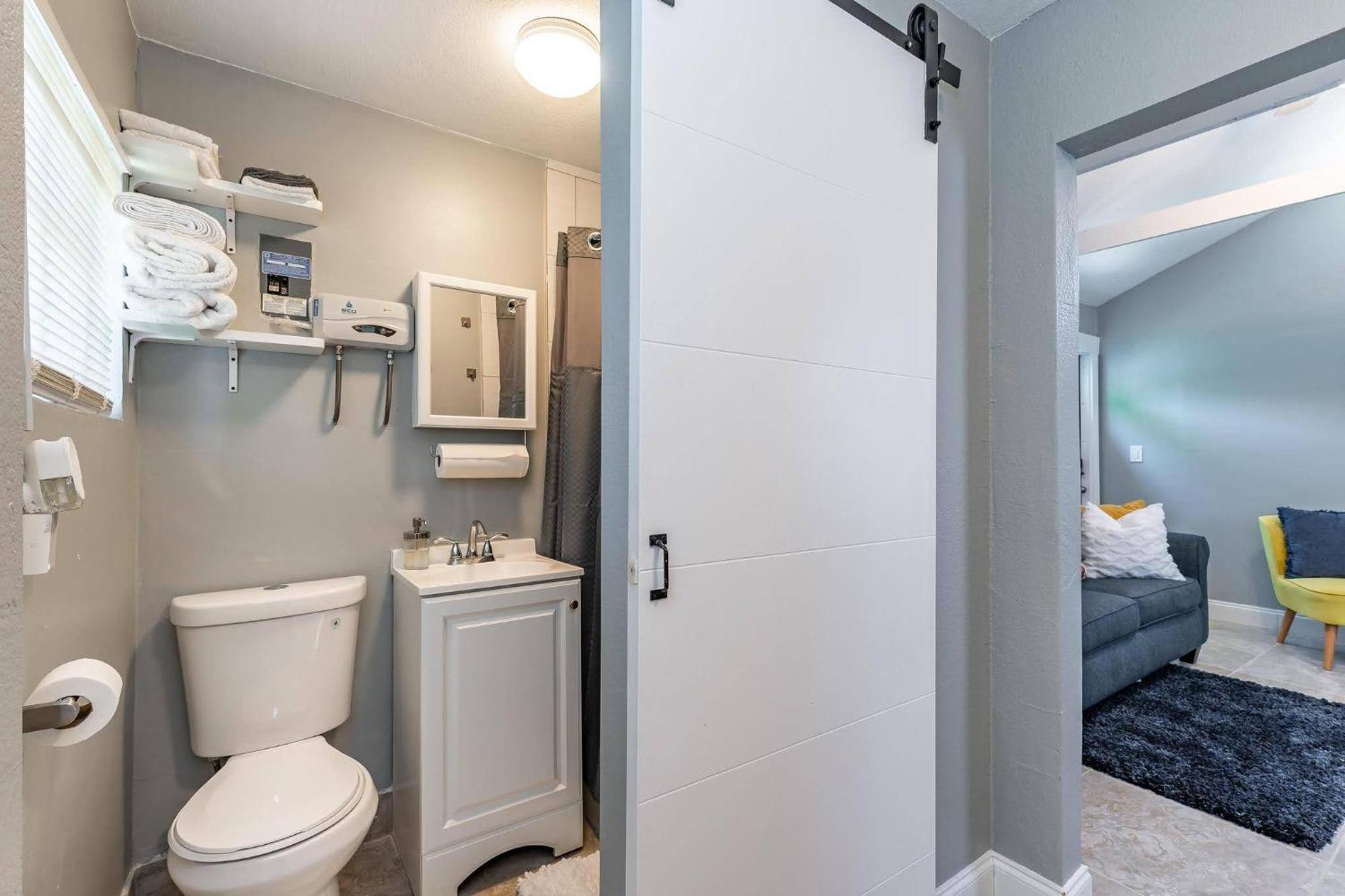 Apartment Cozy Comfy With Full Sofa Bed And Kitchenette *