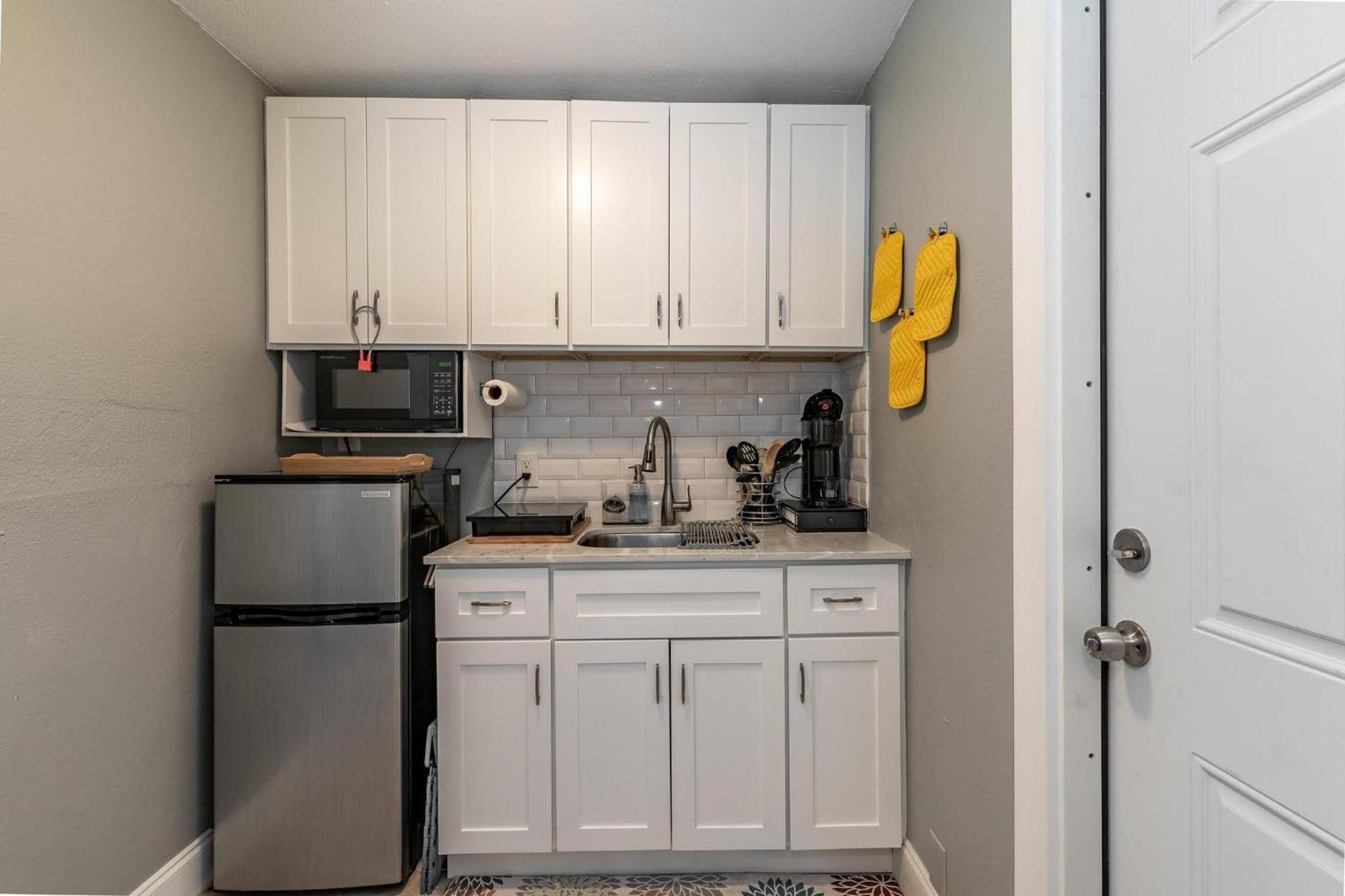 Apartment Cozy Comfy With Full Sofa Bed And Kitchenette West Palm Beach